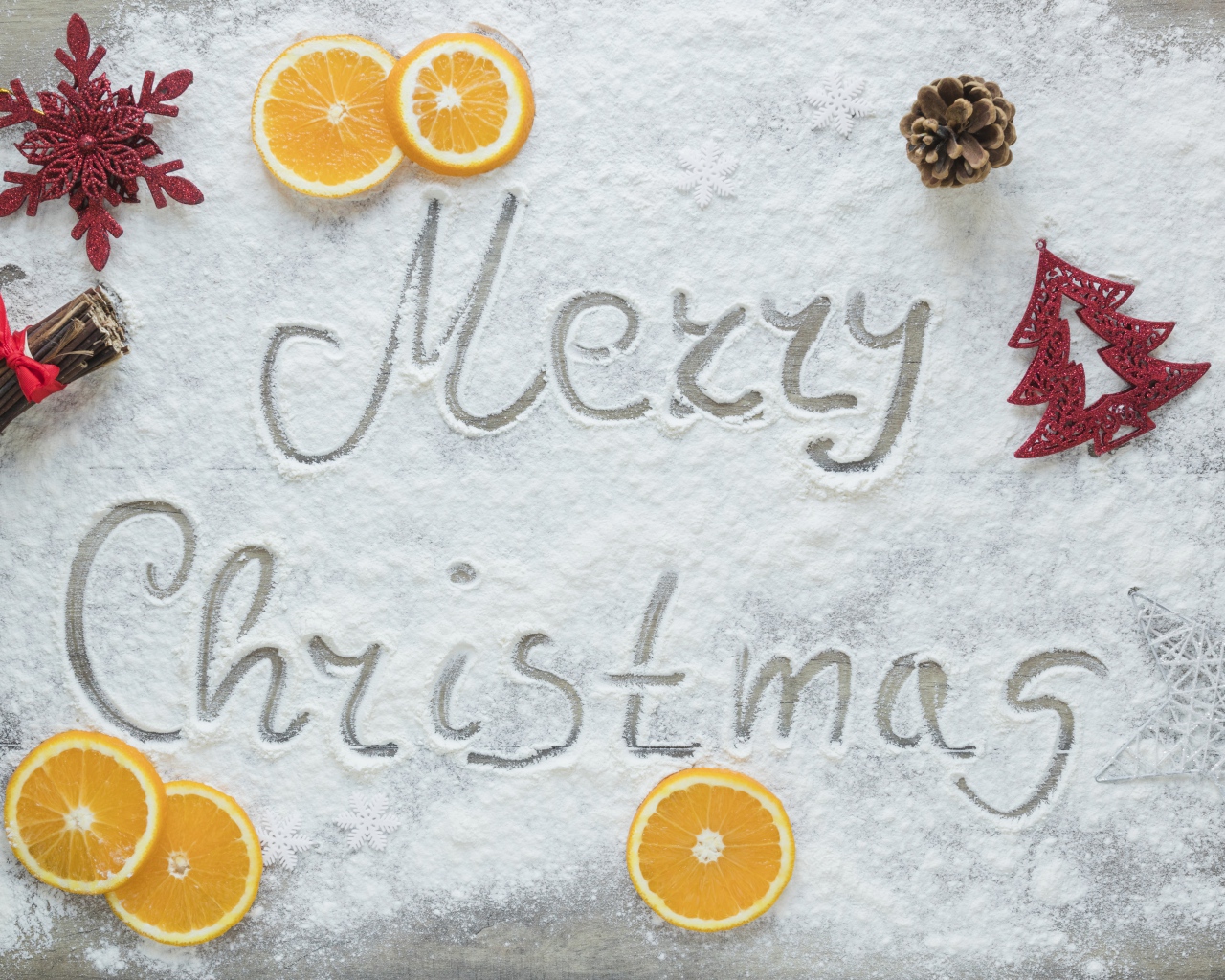 Надпись Merry Christmas на белом фоне