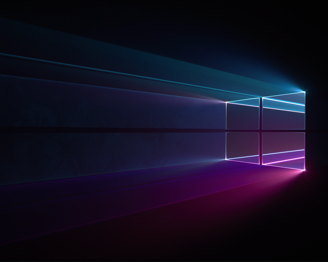 Яркие лучи от windows 10 на черном фоне