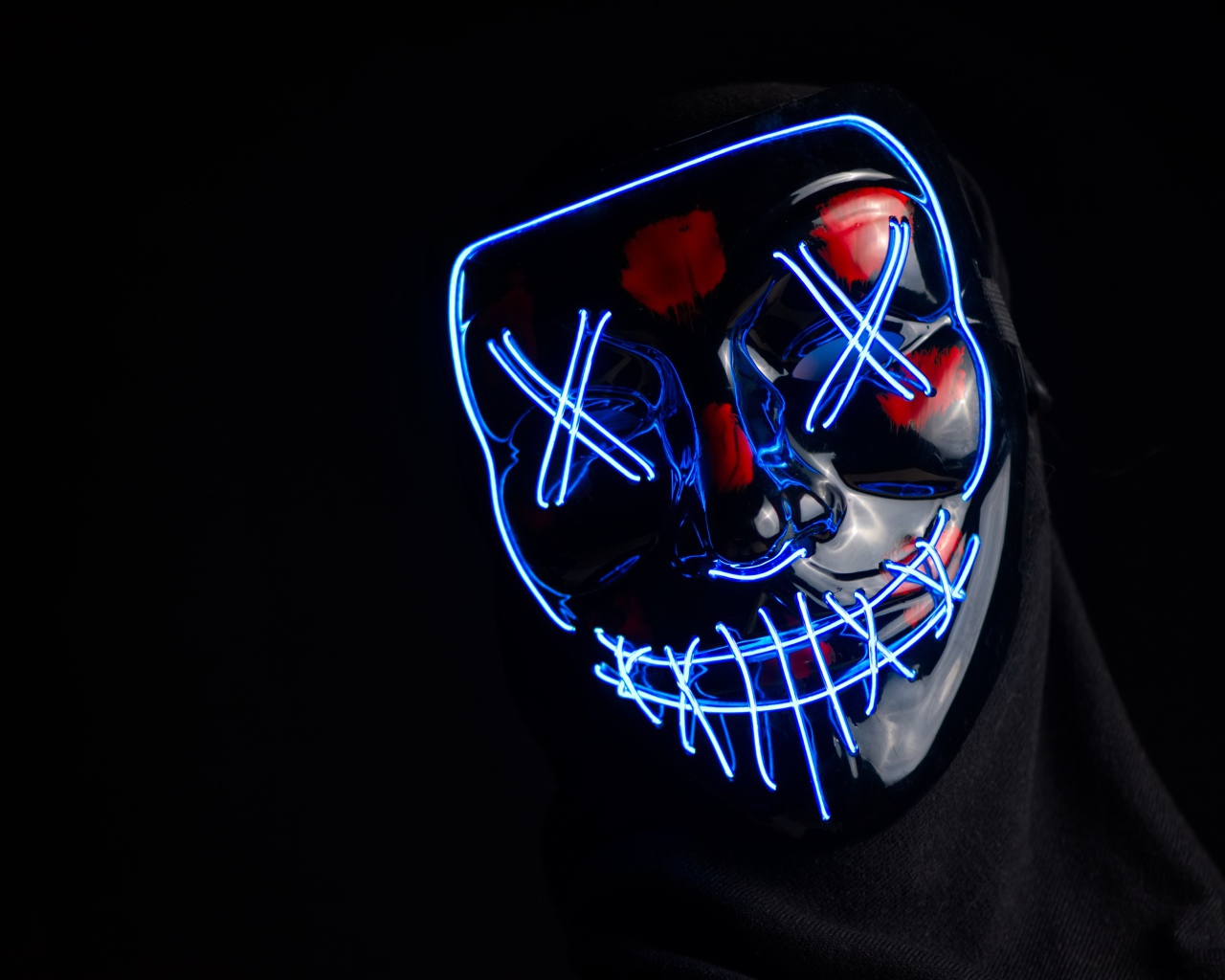 Неоновая маска анонимуса на черном фоне
