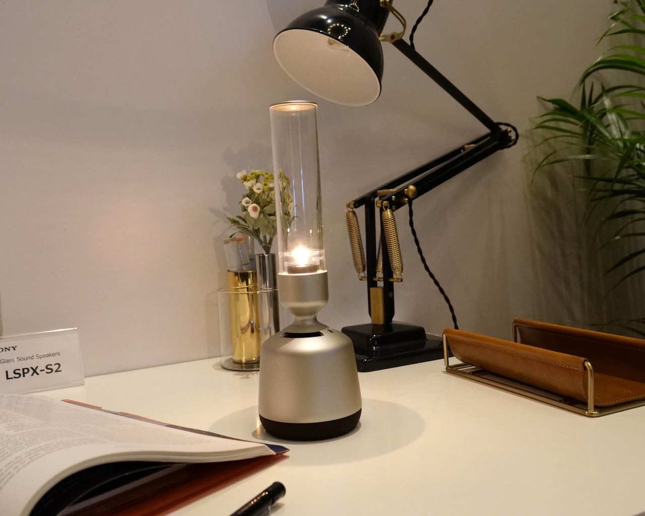 Стеклянная беспроводная колонка  Sony LSPX-S2, CES 2019