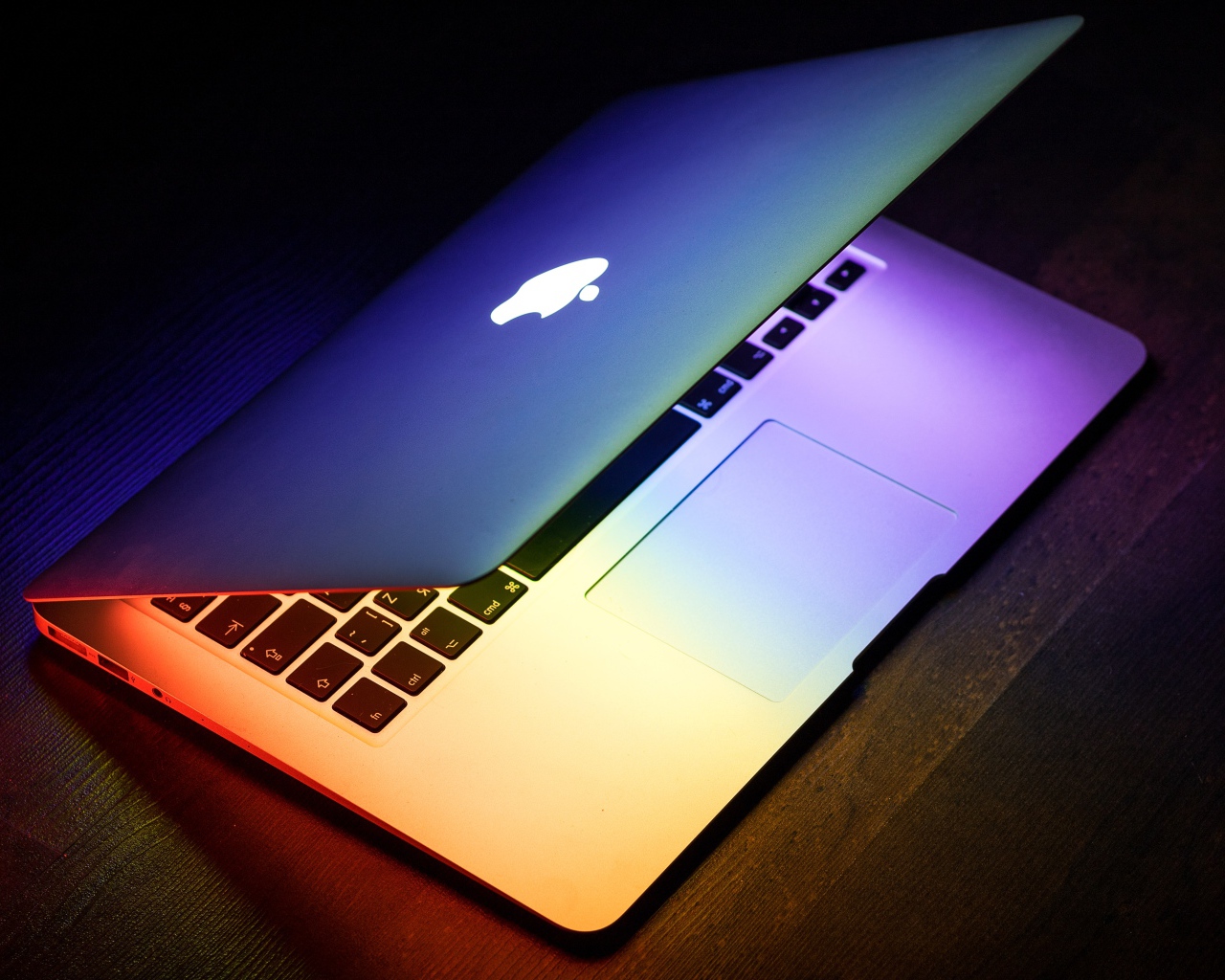 Макбук Apple на деревянном столе 