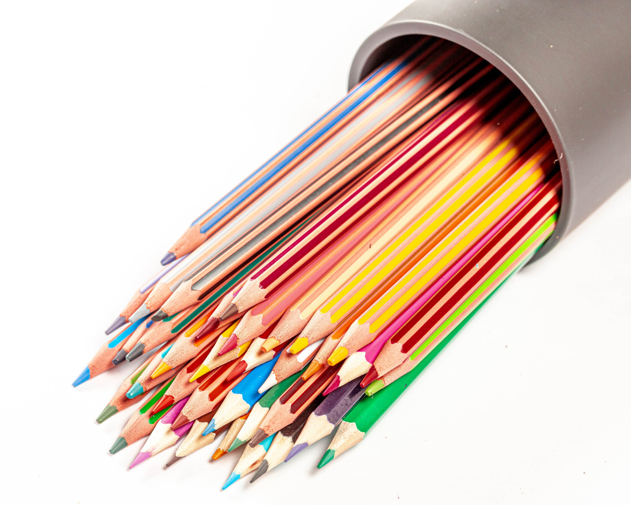Много разных карандашей в пенале на белом фоне