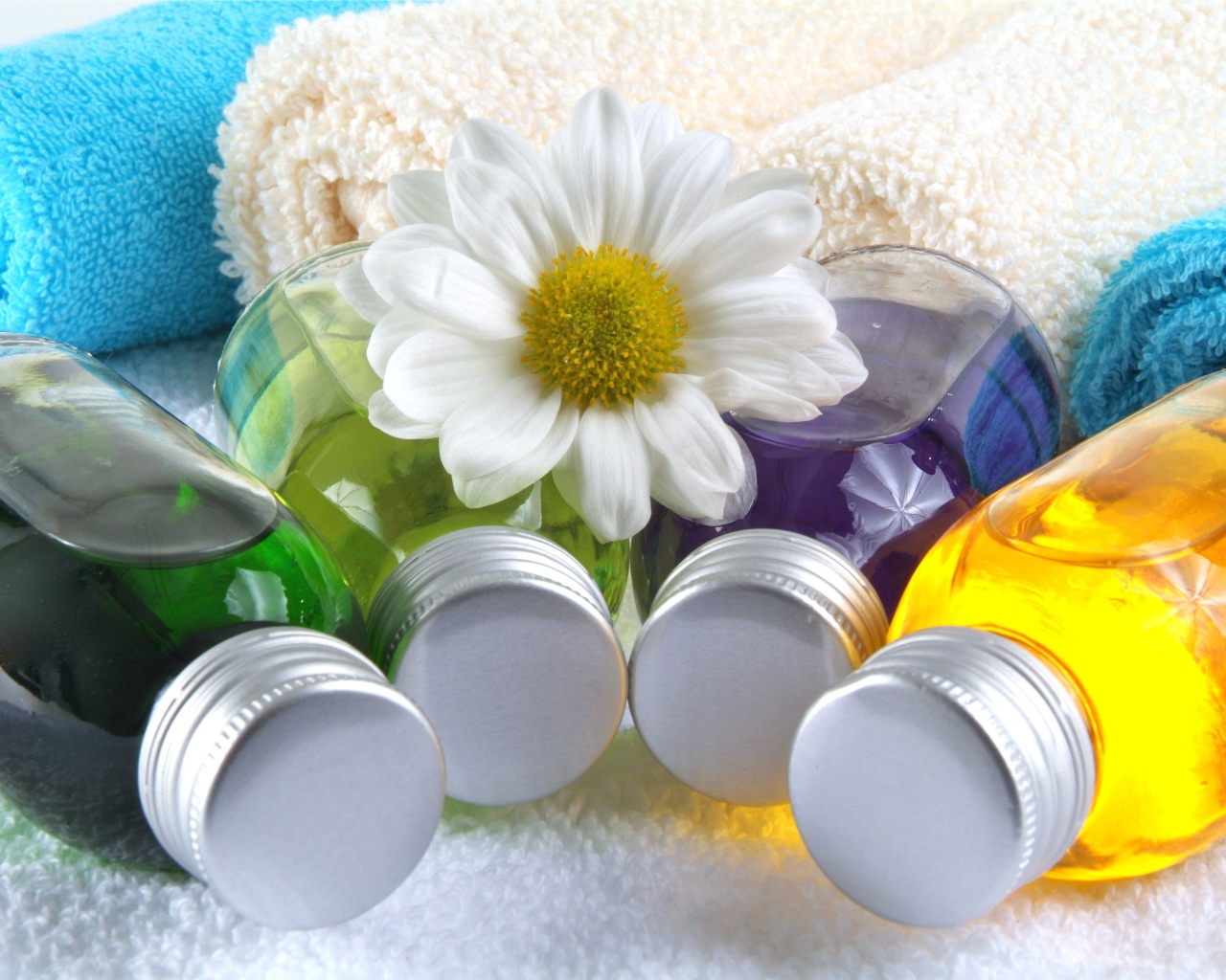 Ароматические масла с полотенцами и цветком