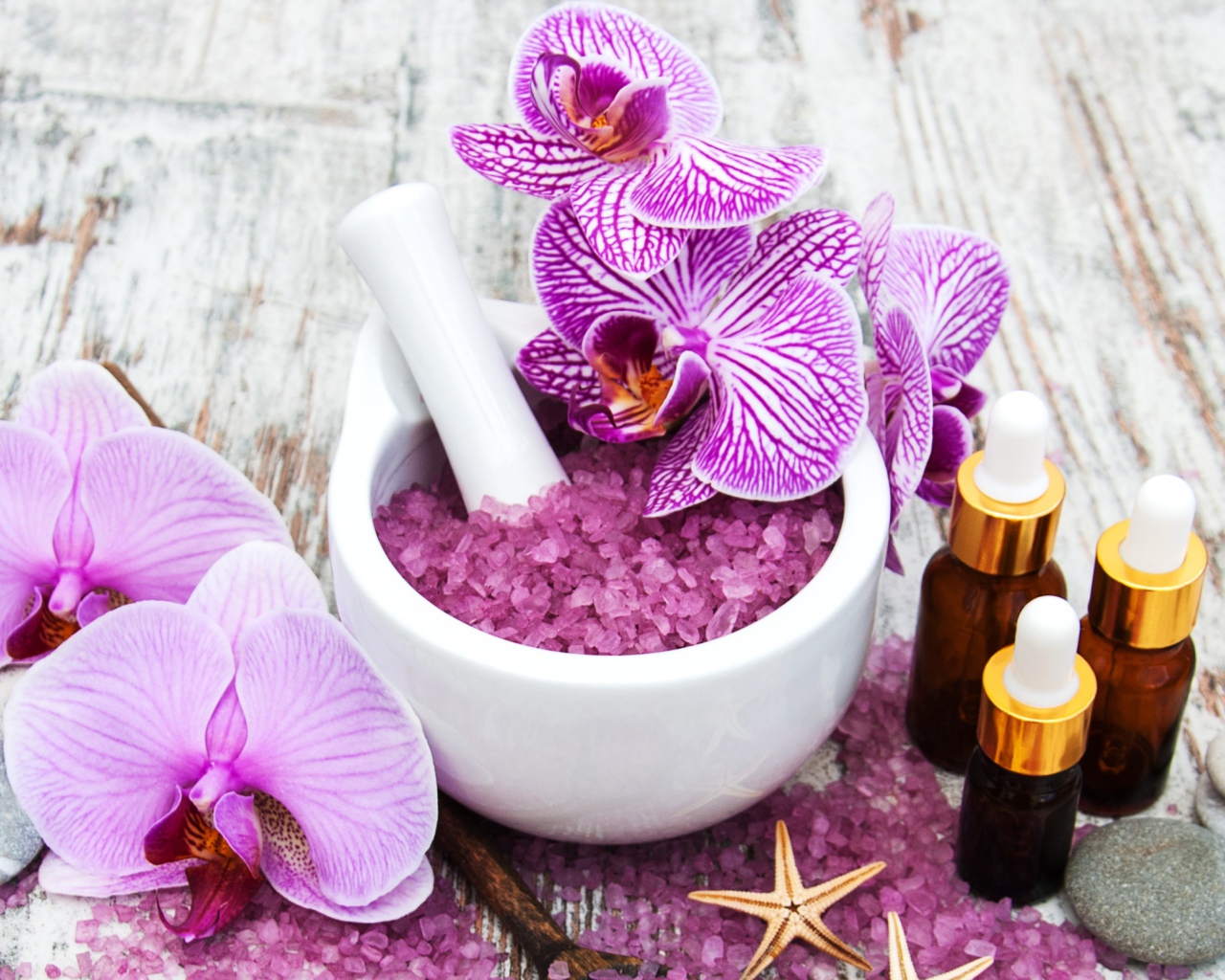 Ароматная соль, цветы орхидеи и ароматическое масло 