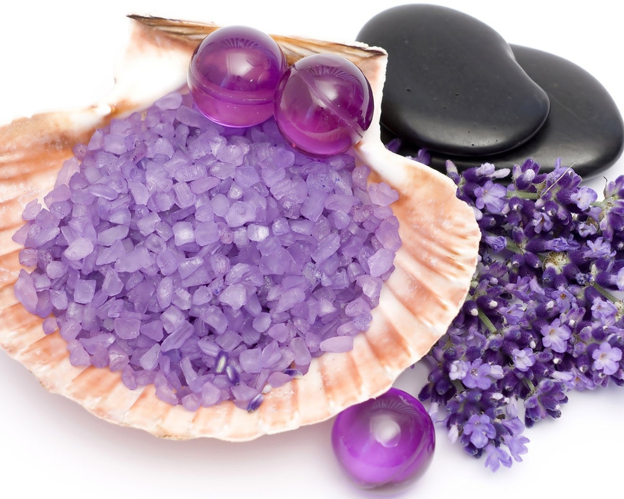 Ароматическая соль с шариками, цветами лаванды и камнями на белом фоне