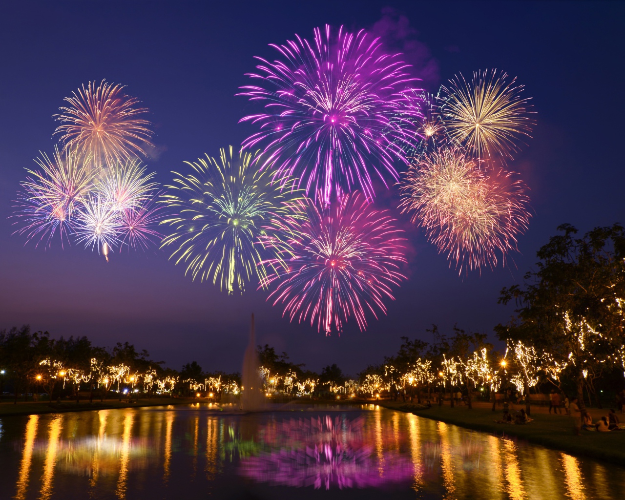 Красивый яркий праздничный салют над водой
