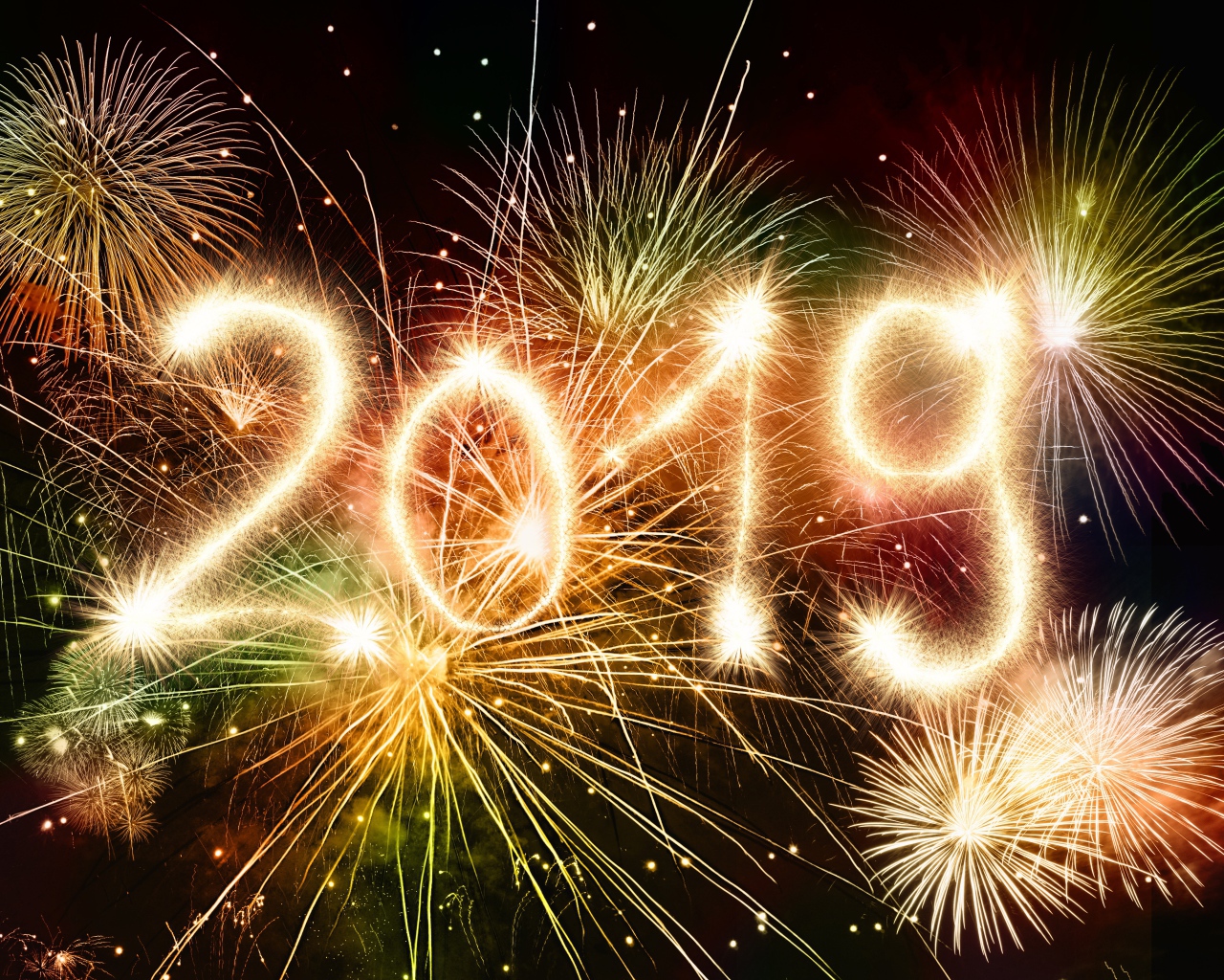 Красивые яркие цифры 2019 на фоне салюта