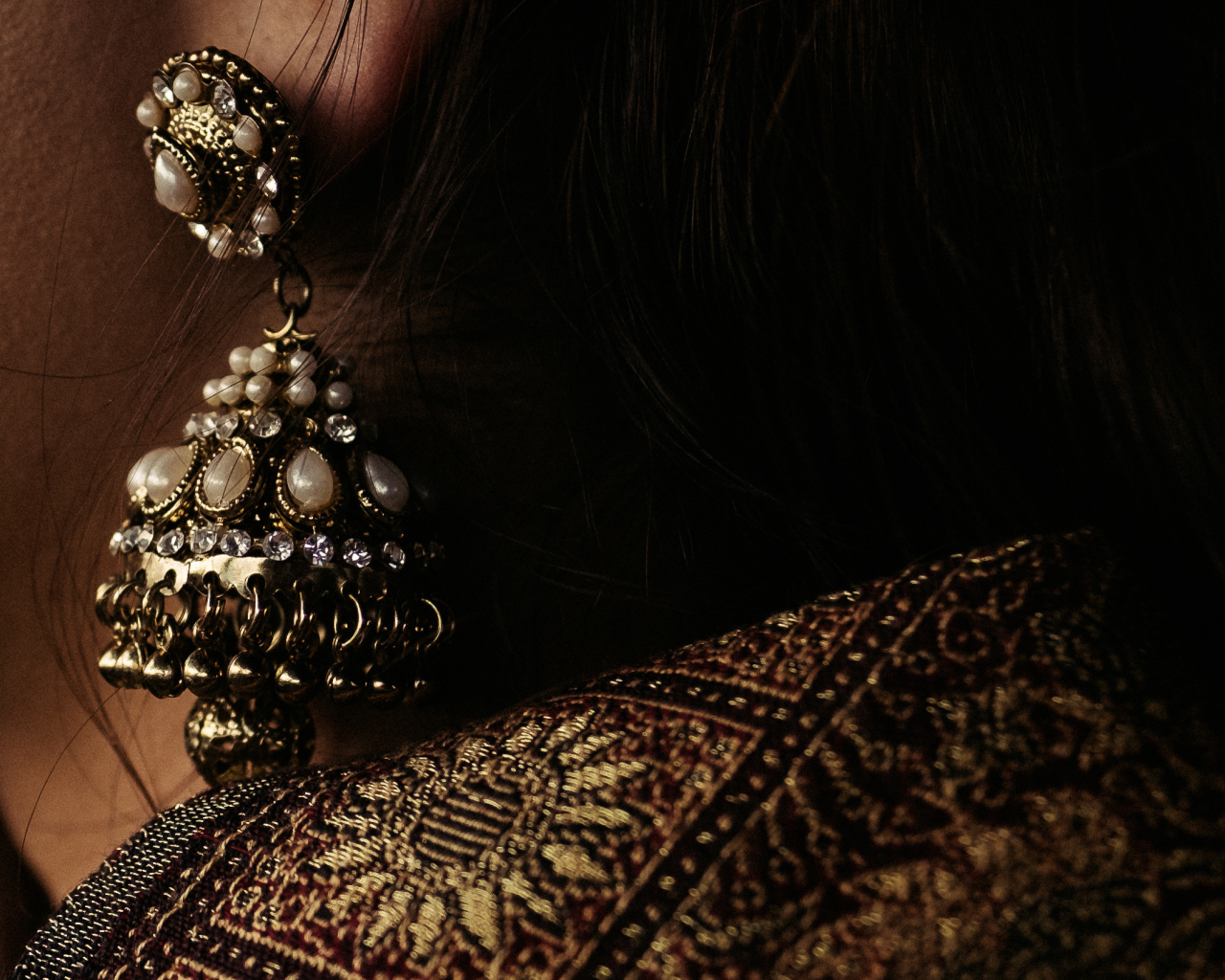 Красивая сережка с камнями в ухе