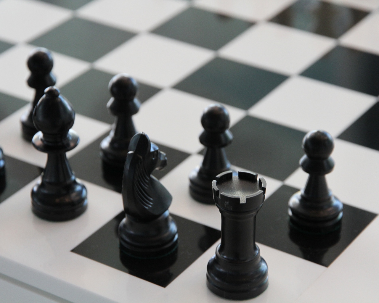 Черные шахматные фигуры на доске