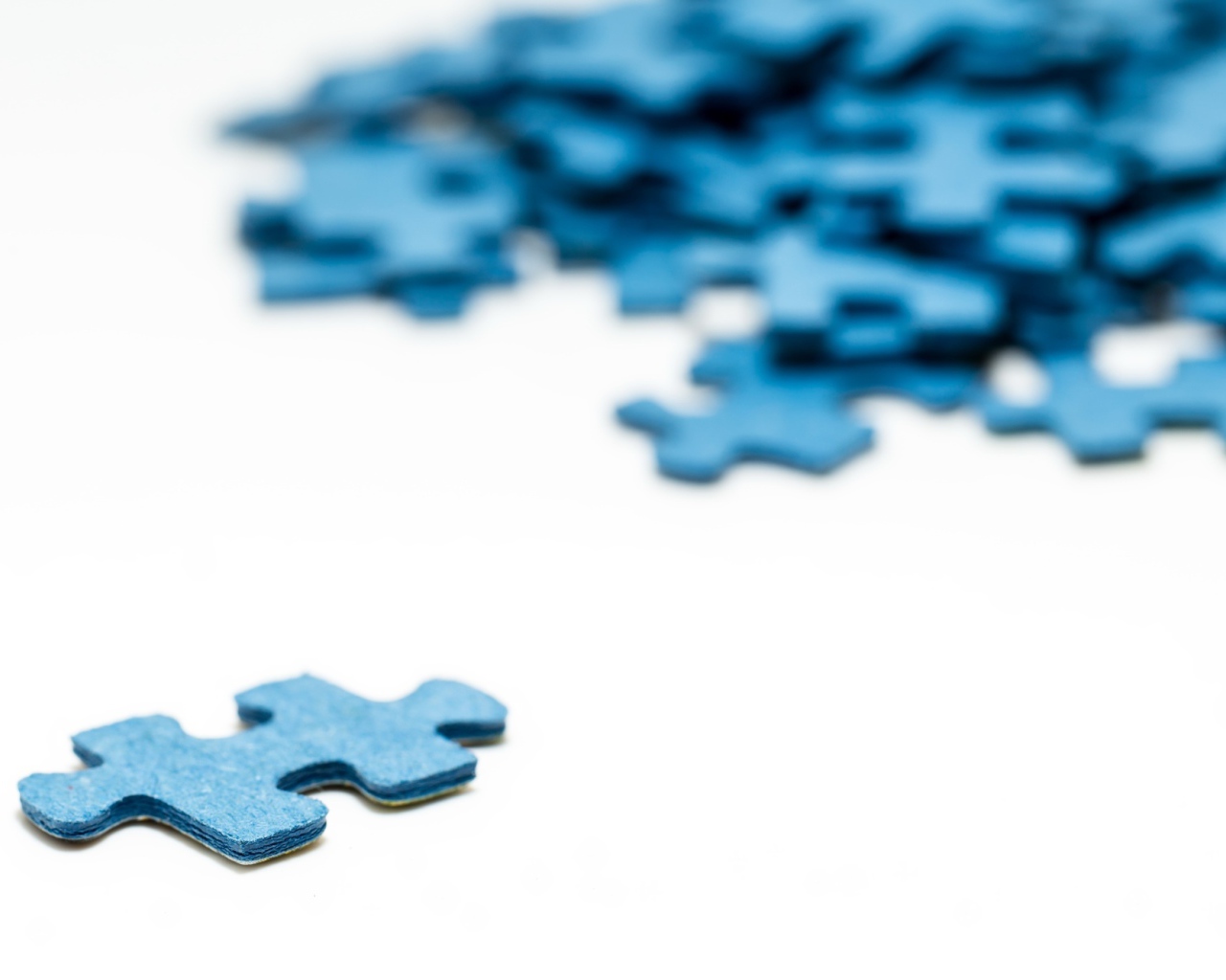 Синий пазл на белом фоне