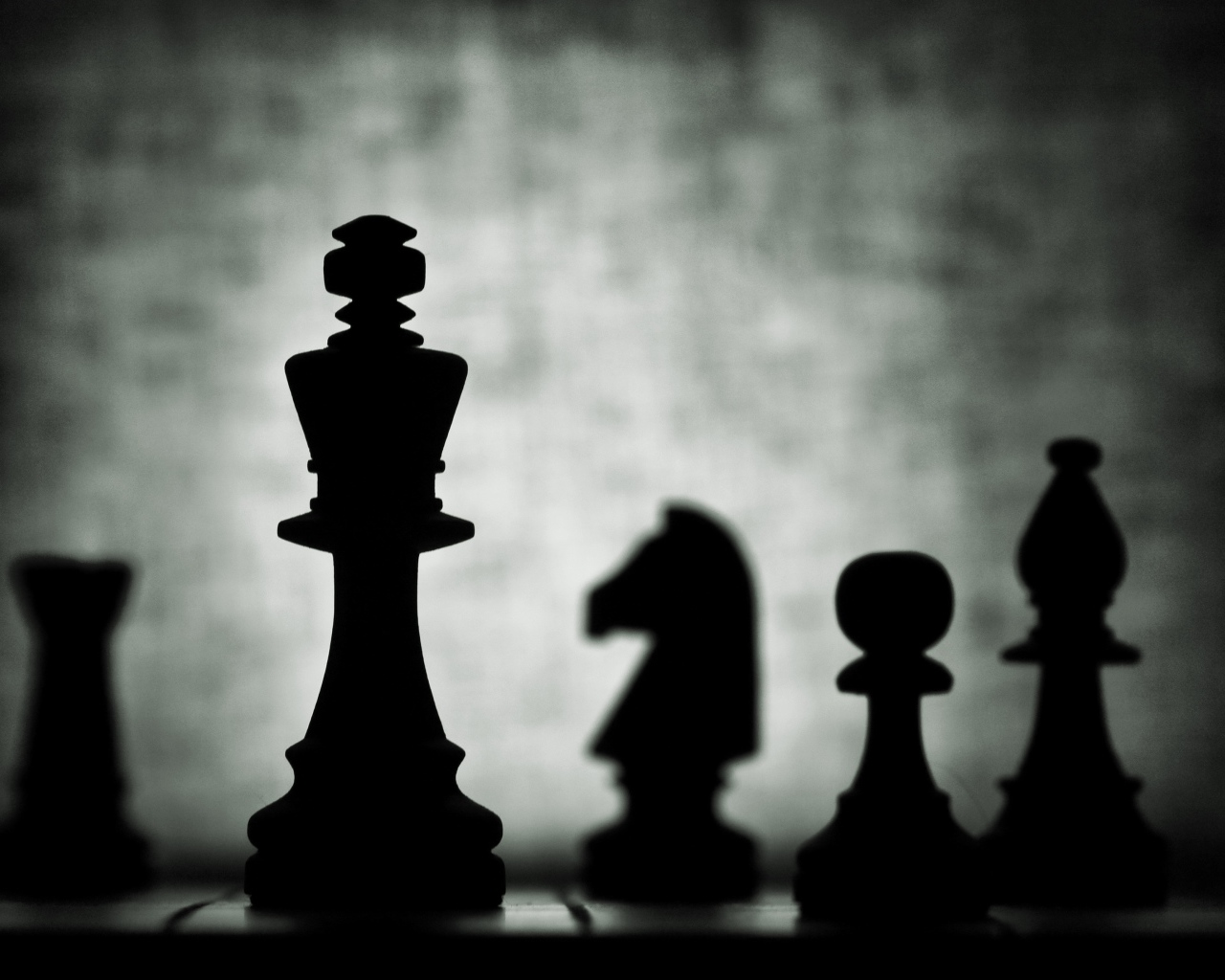 Силуэты шахмат на доске