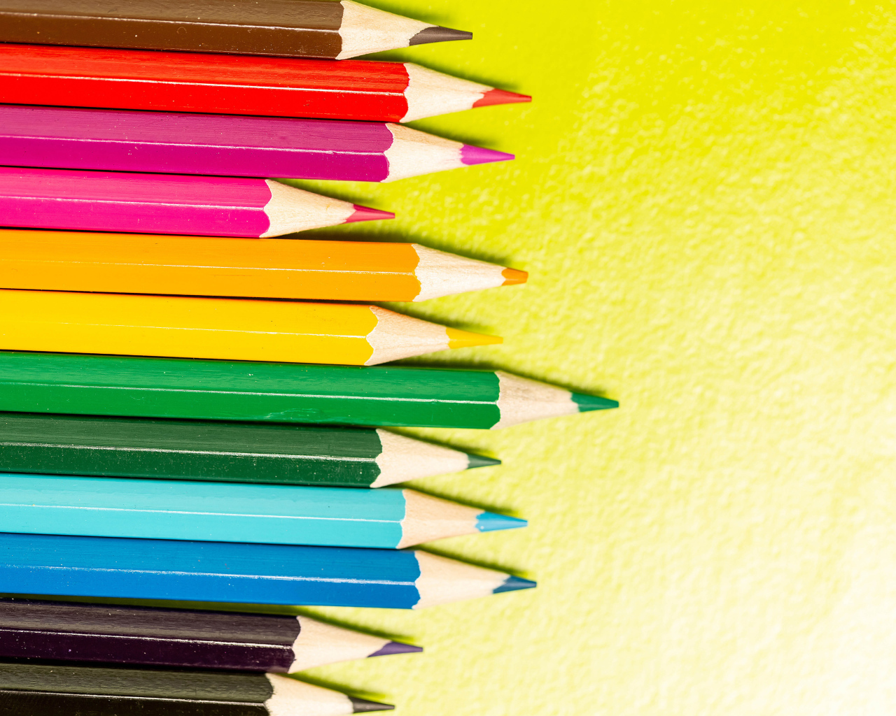 Разноцветные карандаши для рисования лежат на столе