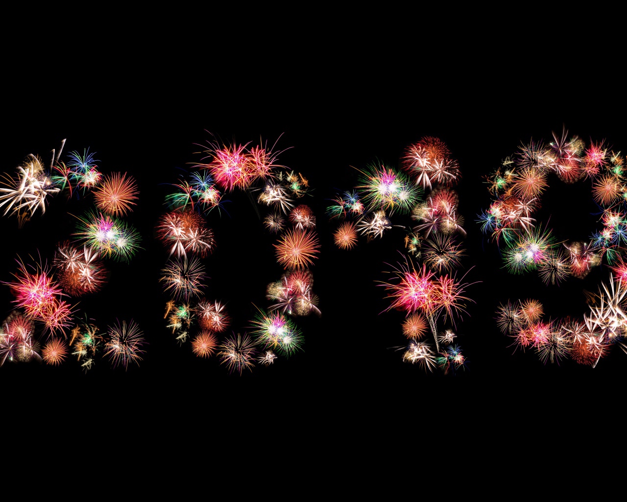 Цифры 2019 из салюта на черном фоне