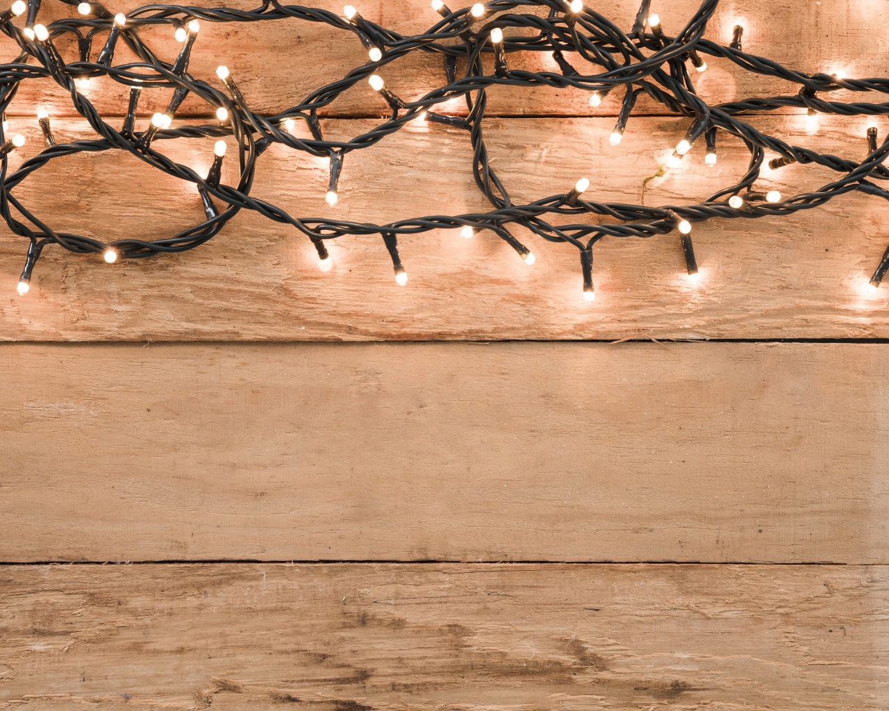 Гирлянда на деревянном фоне