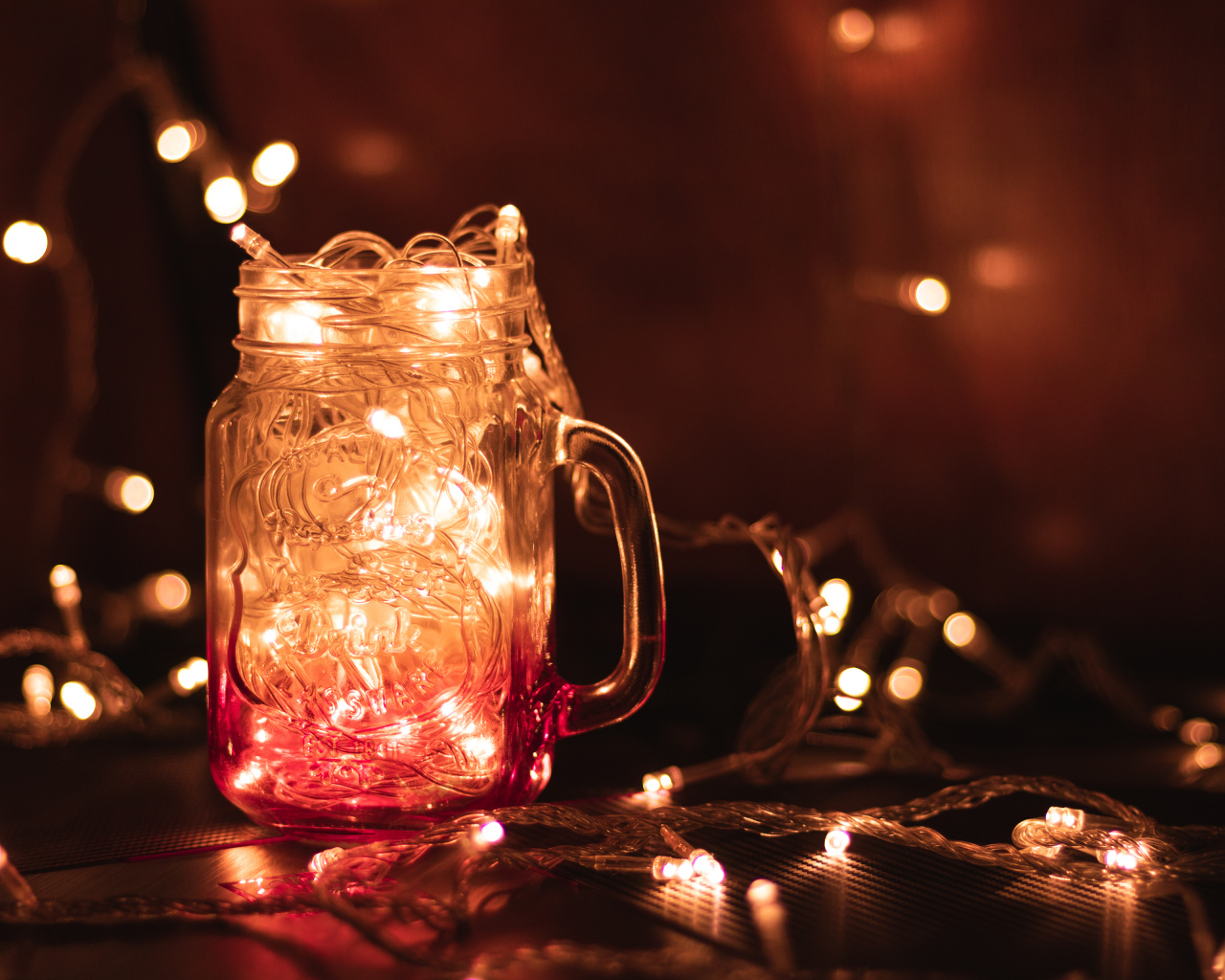 Включенная гирлянда в стеклянном кувшине