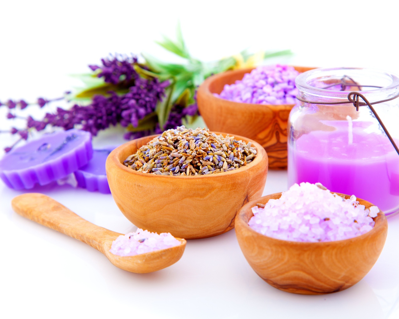 Лаванда на белом фоне с солью 