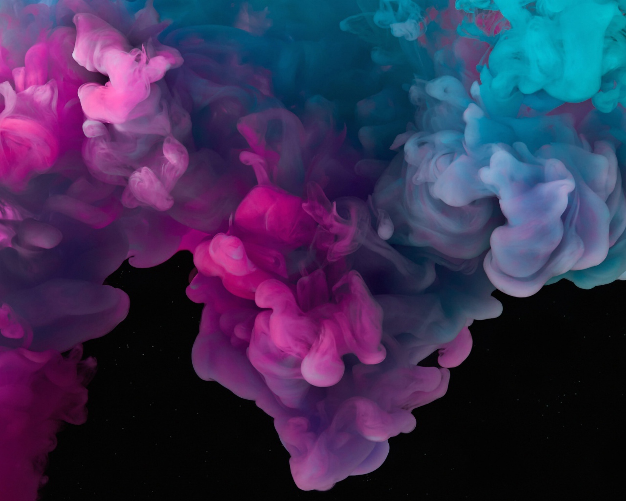 Разноцветный густой дым на черном фоне