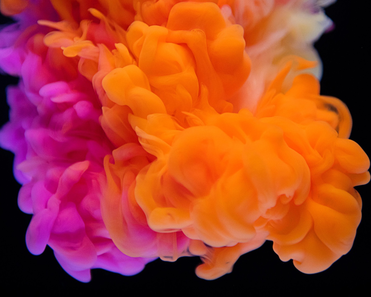 Оранжево -розовый дым на черном фоне 