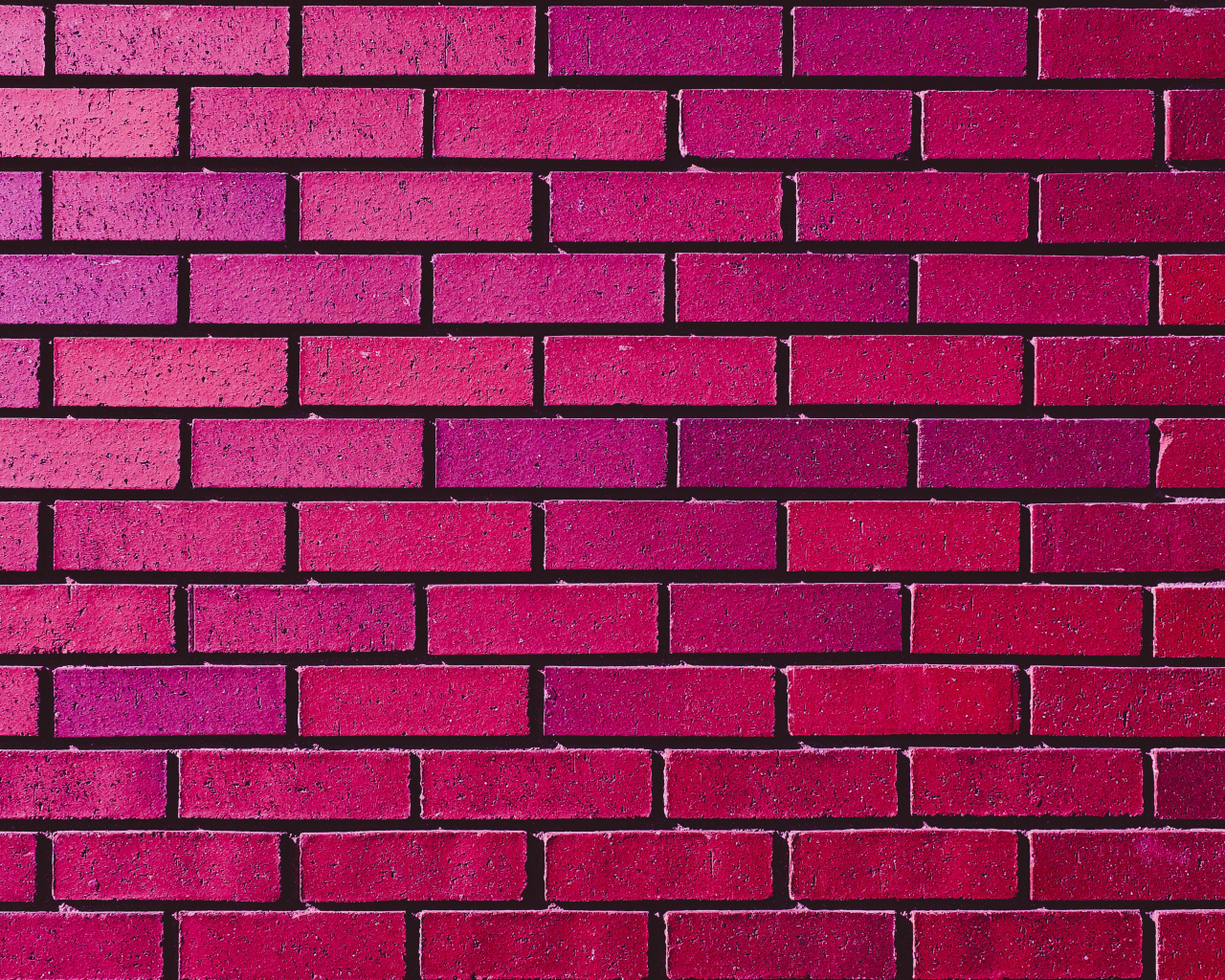 Розовая рукотворная кирпичная стена