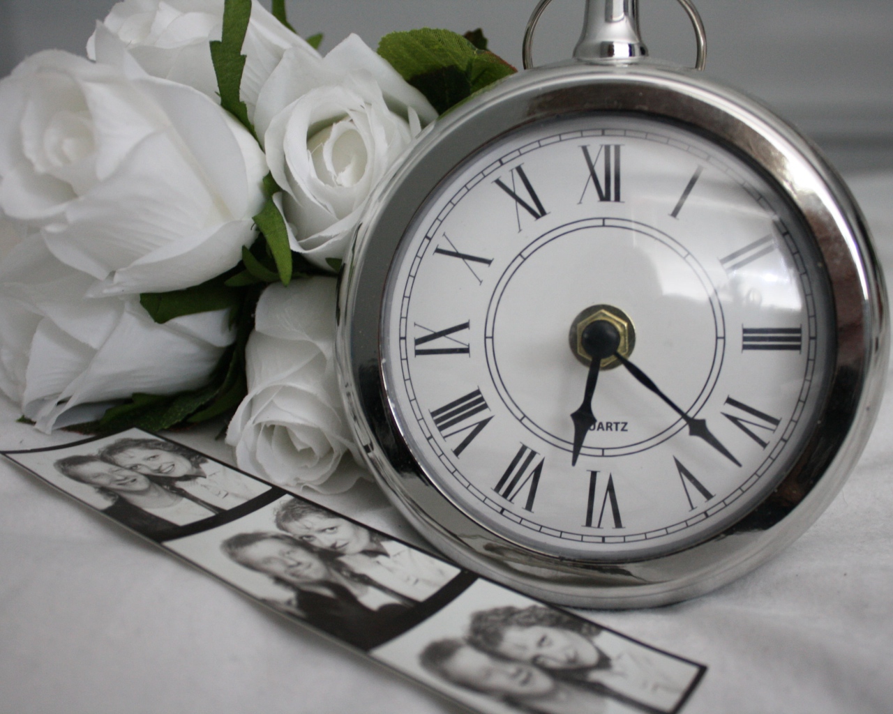 Карманные часы с розами и старыми фотографиями 