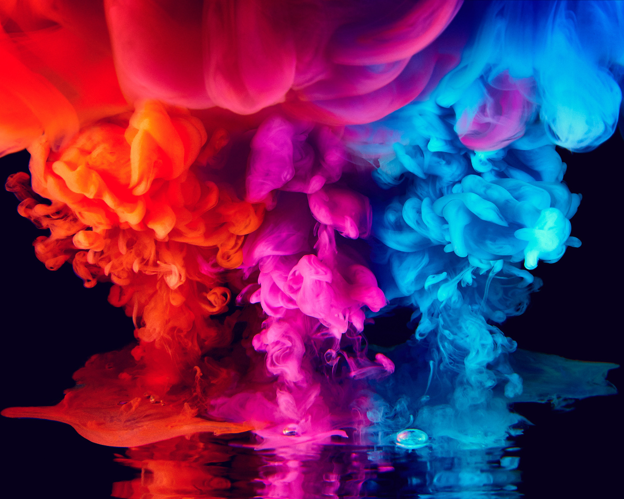 Красный, голубой и сиреневый дым на черном фоне