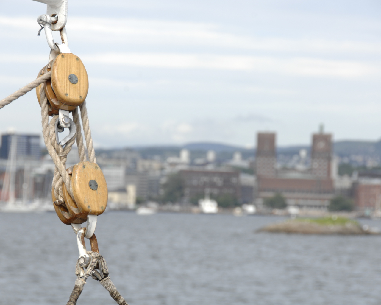 Крепление для каната в порту