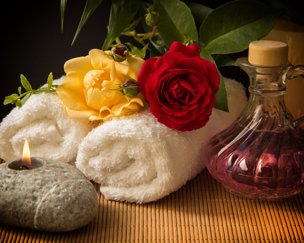 Розы, банные полотенца, свеча и ароматное масло 