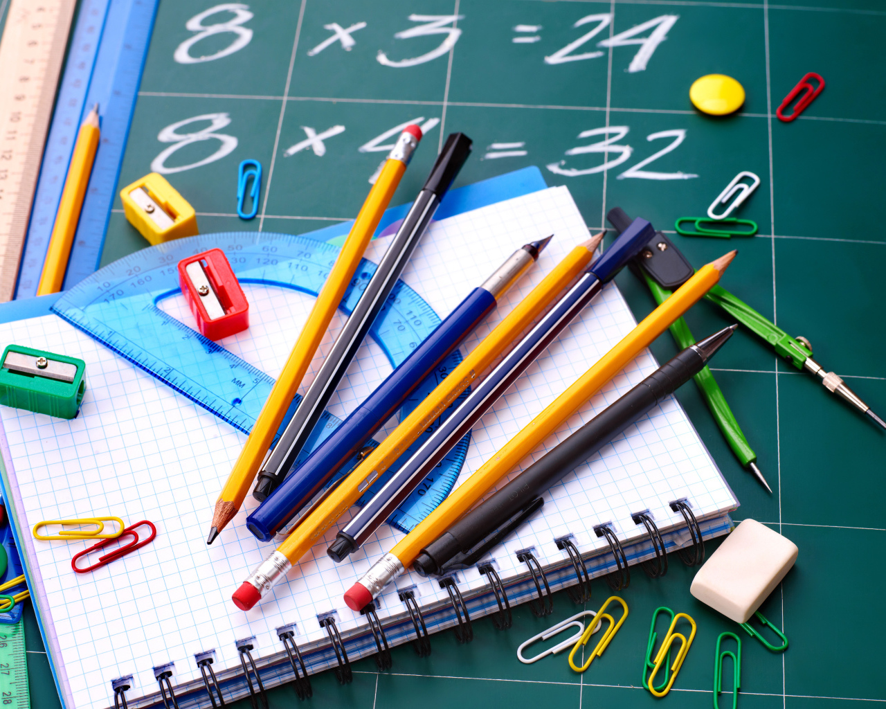 Канцелярские школьные принадлежности на столе 