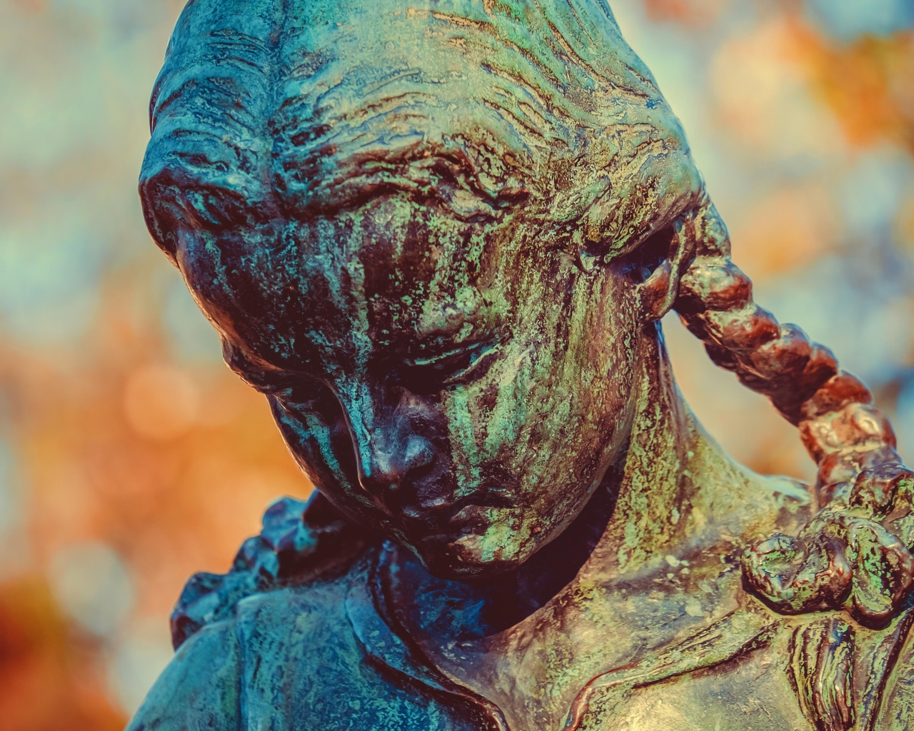 Скульптура бронзовой девочка крупным планом