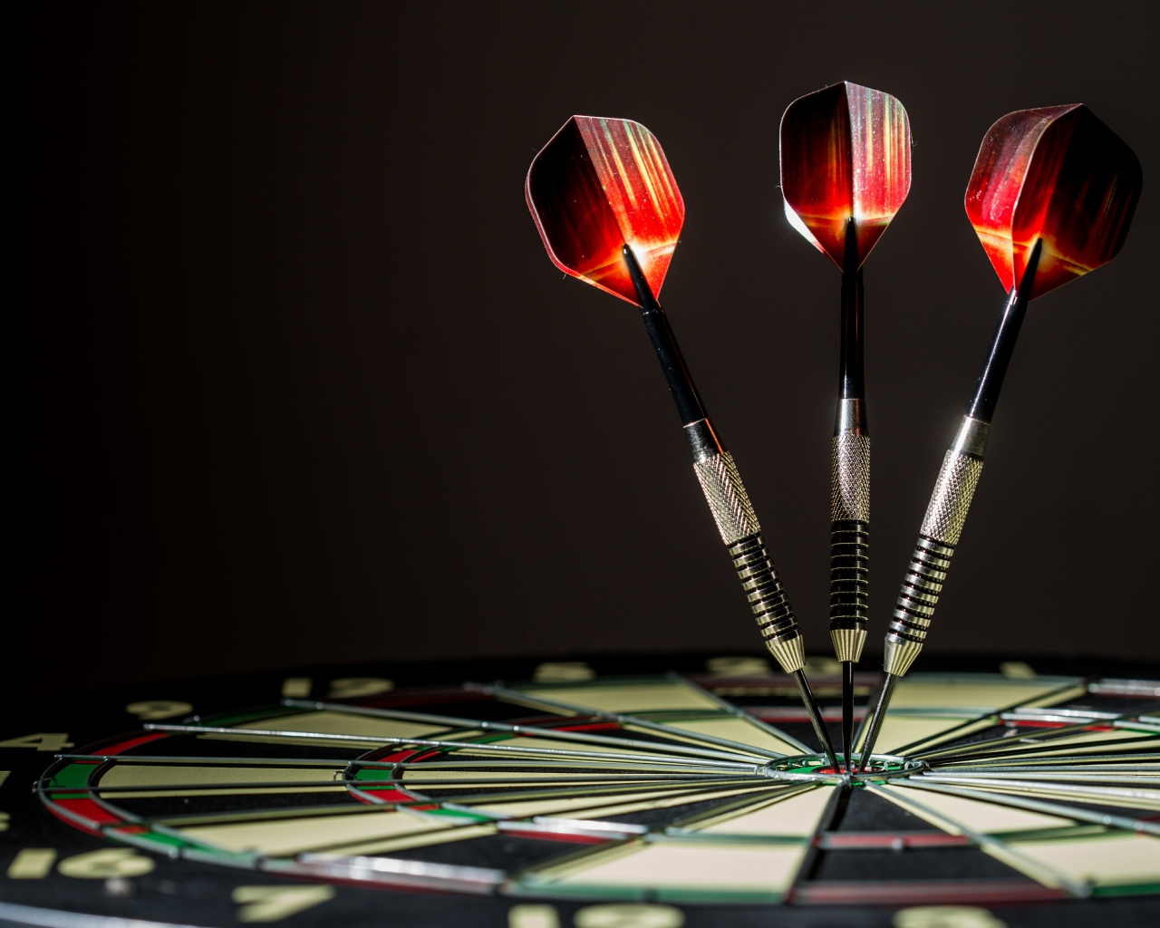 Острые дротики в круглой доске для дартса