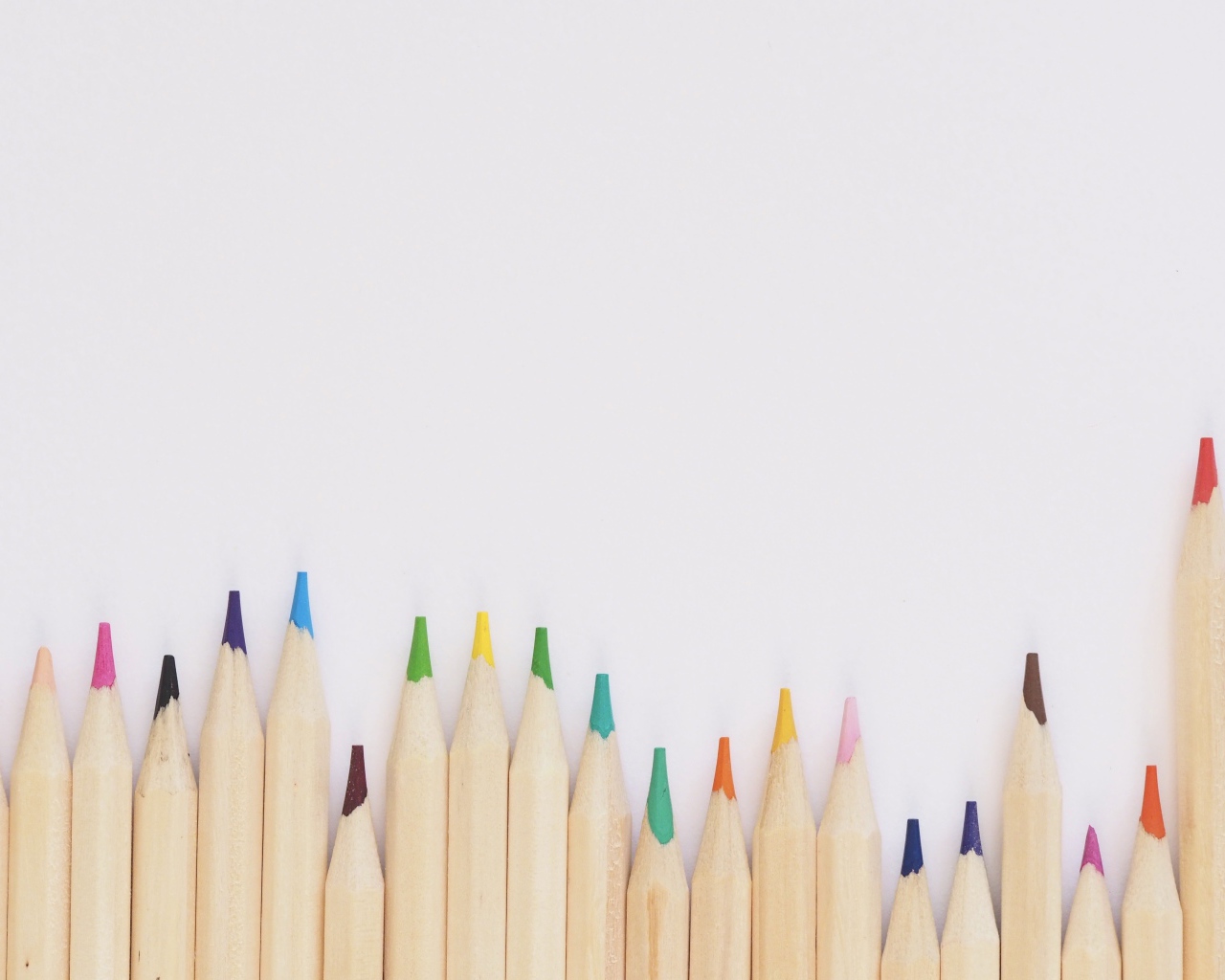 Острые карандаши на белом фоне