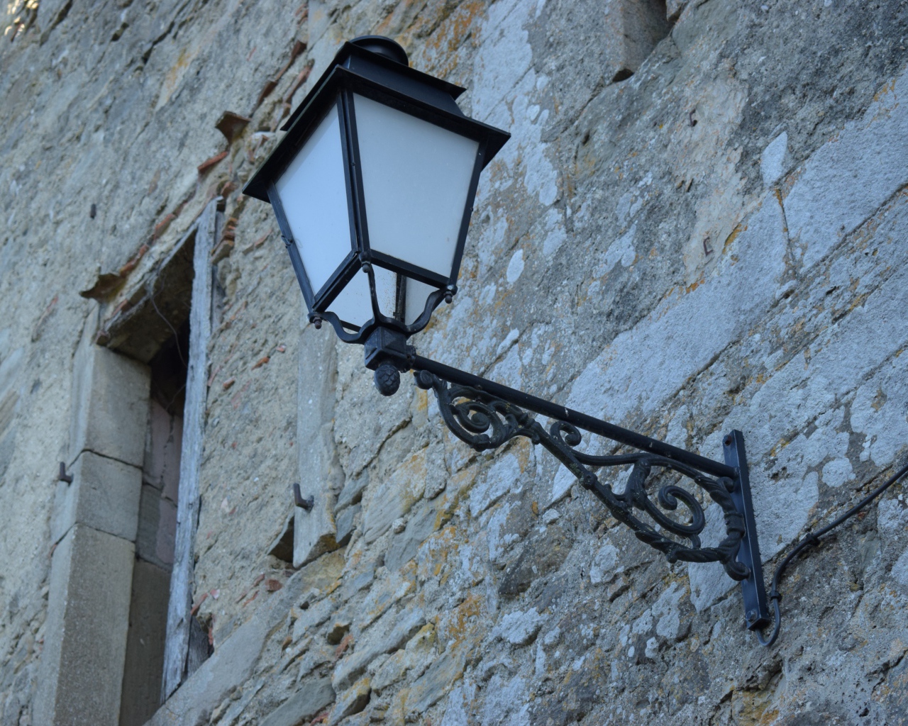 Уличный фонарь на доме