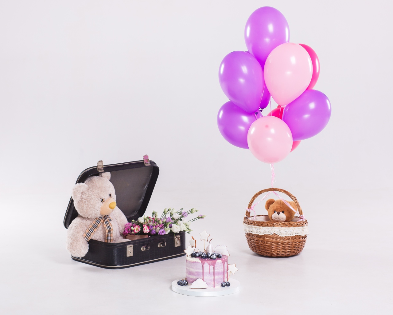 Плюшевые медведи с воздушными шарами, букетом и тортом на сером фоне