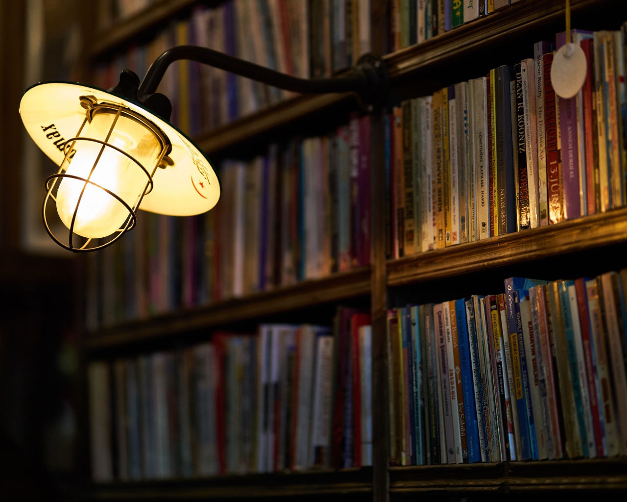 Фонарь с лампой в библиотеке