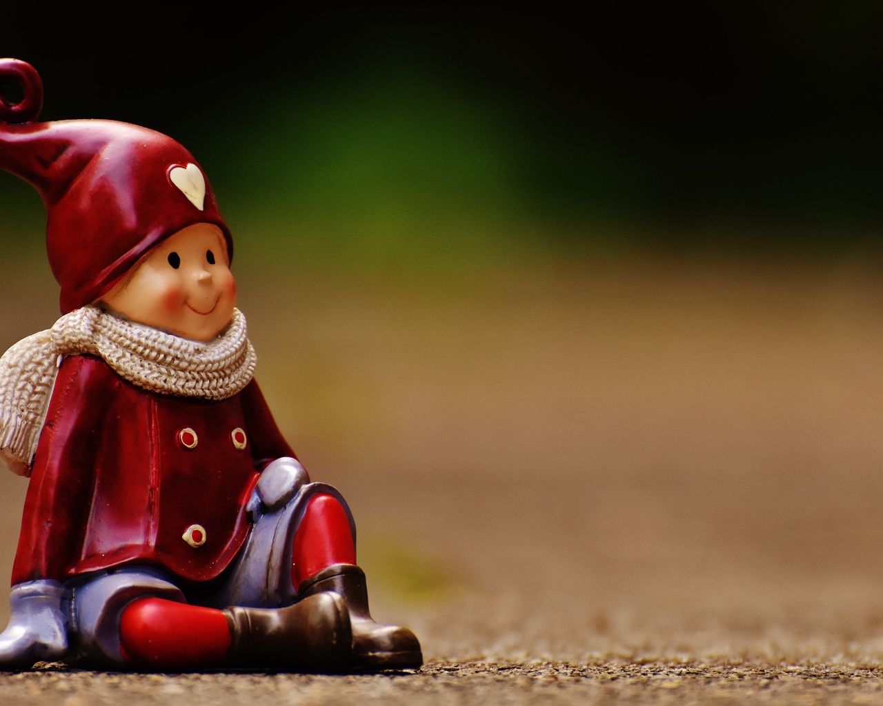 Статуэтка гнома на дороге 