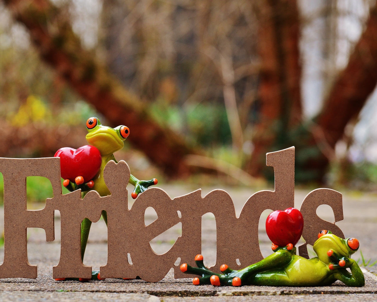 Две статуэтки лягушек с надписью 