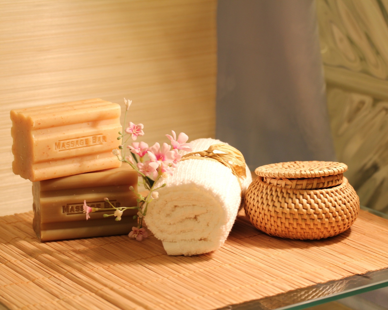 Два куска мыла на столе с полотенцем 