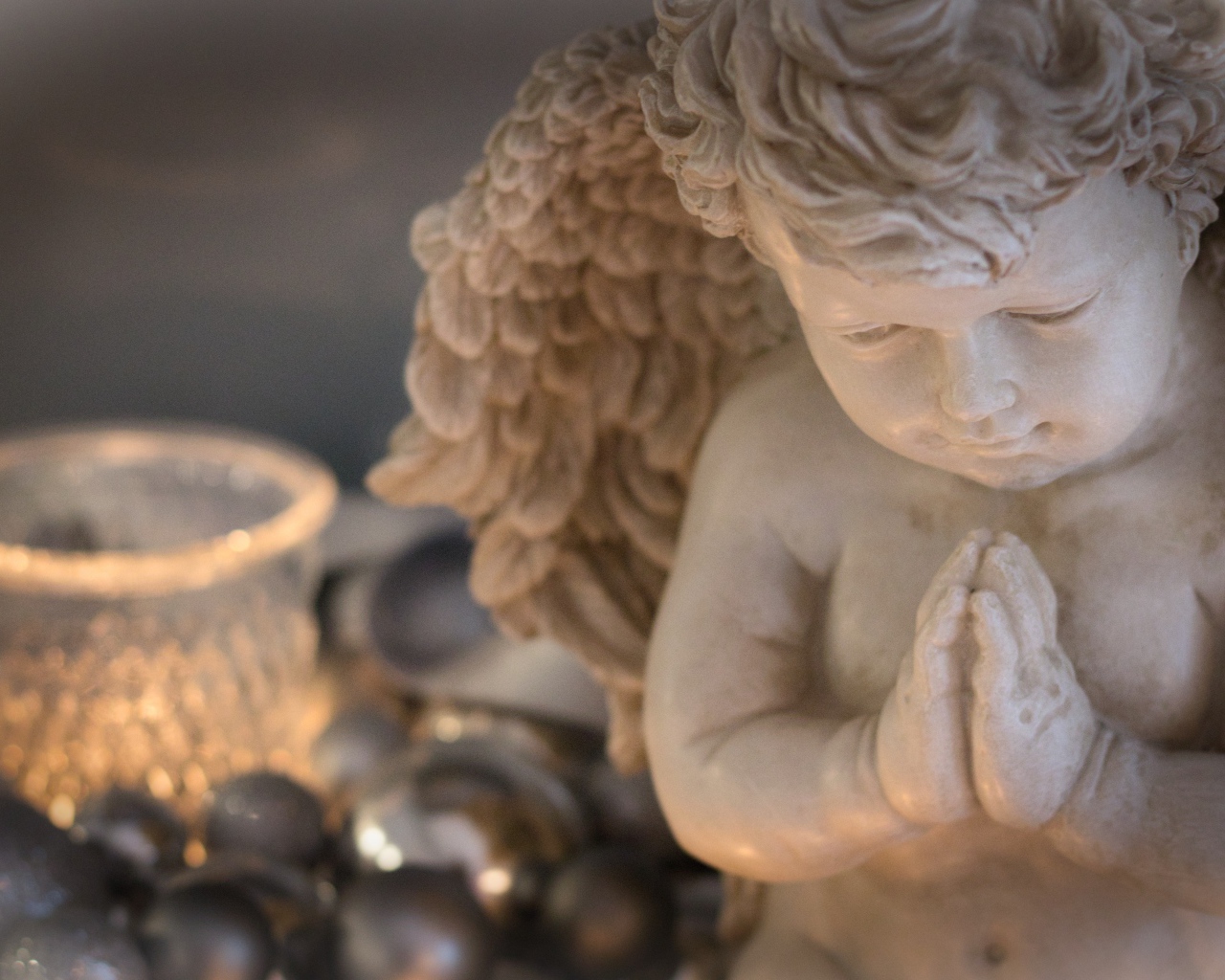 Белая статуэтка ангела крупным планом