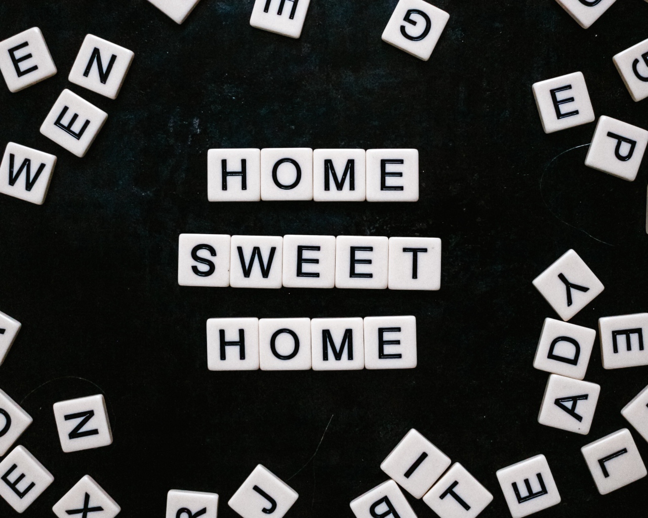 Белые кубики с буквами на черном фоне