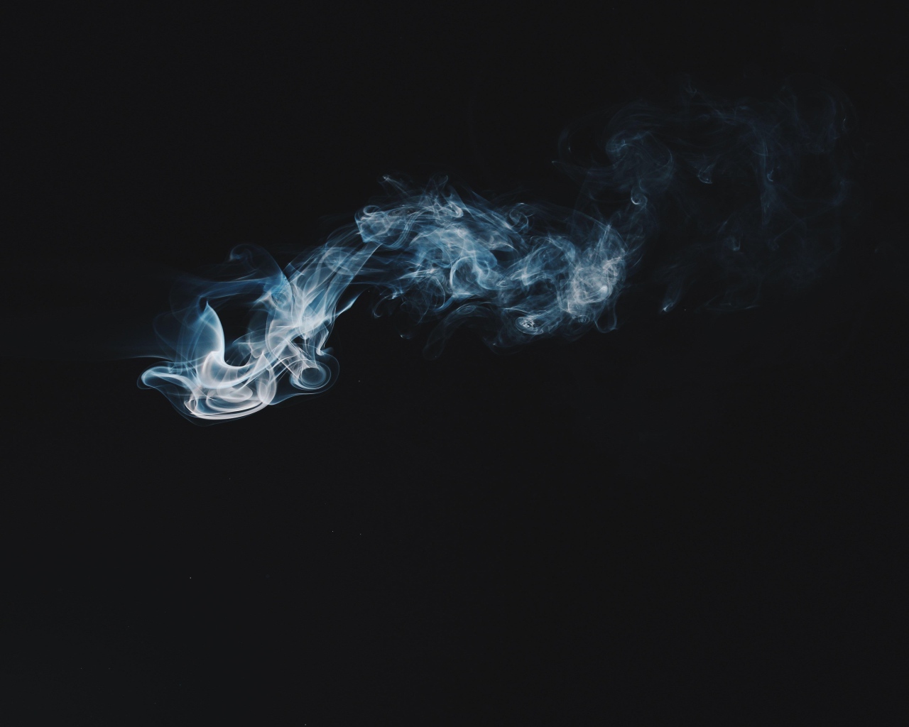 Белый дым на черном фоне 