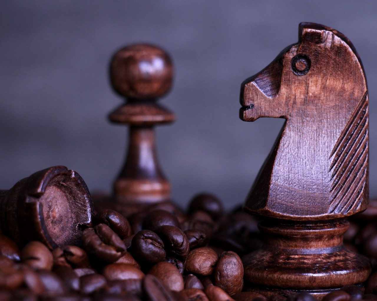 Деревянные шахматные фигуры стоят на кофейных зернах 