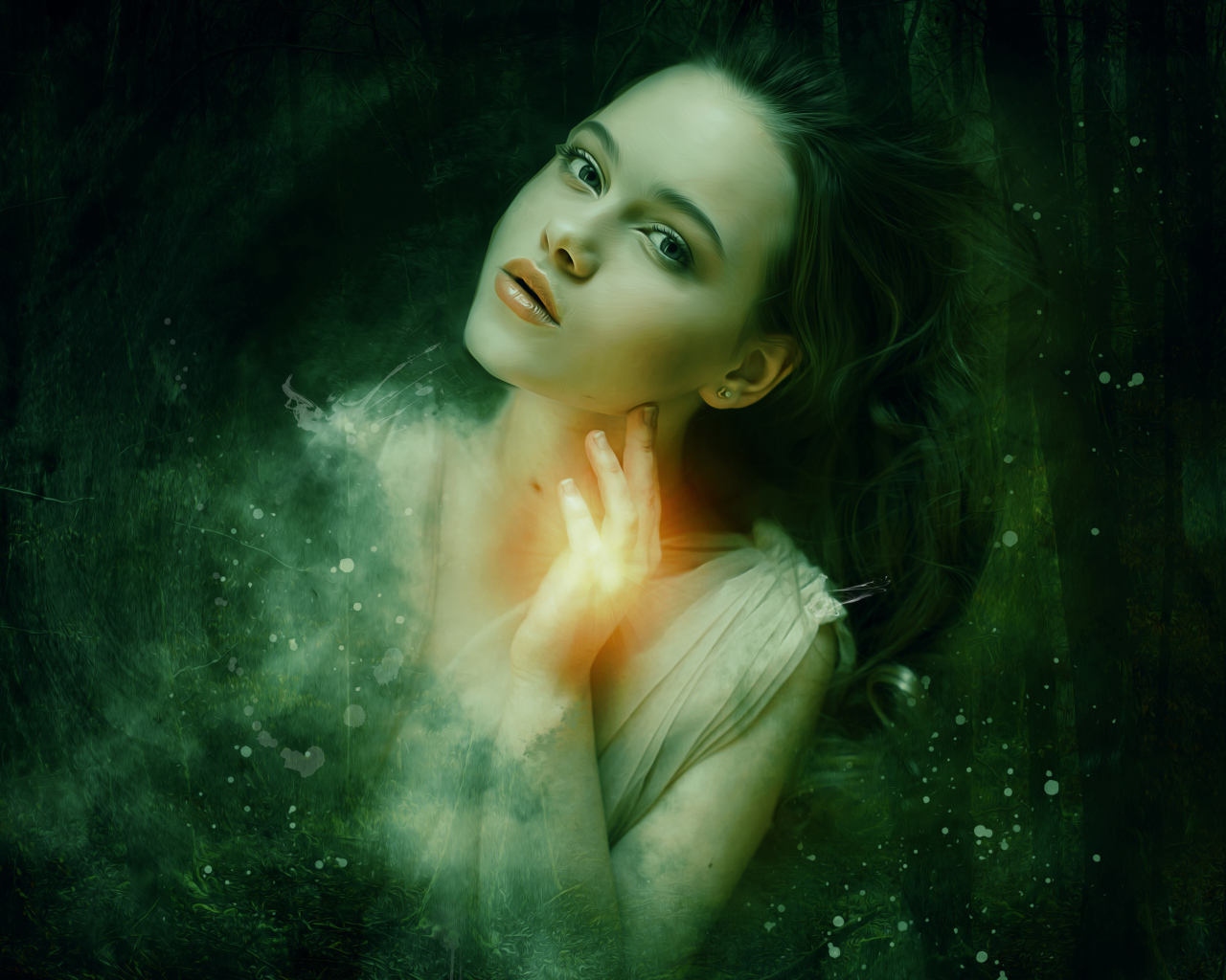 Фантастическая девушка на фоне темного леса