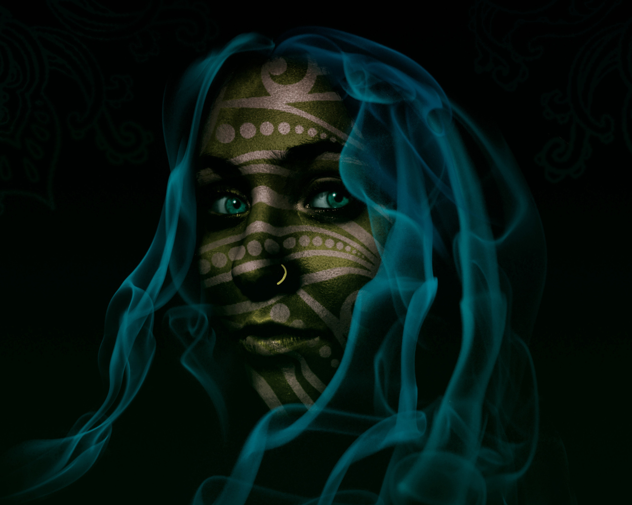 Фантастическая зеленоглазая девушка с волосами из голубого дыма