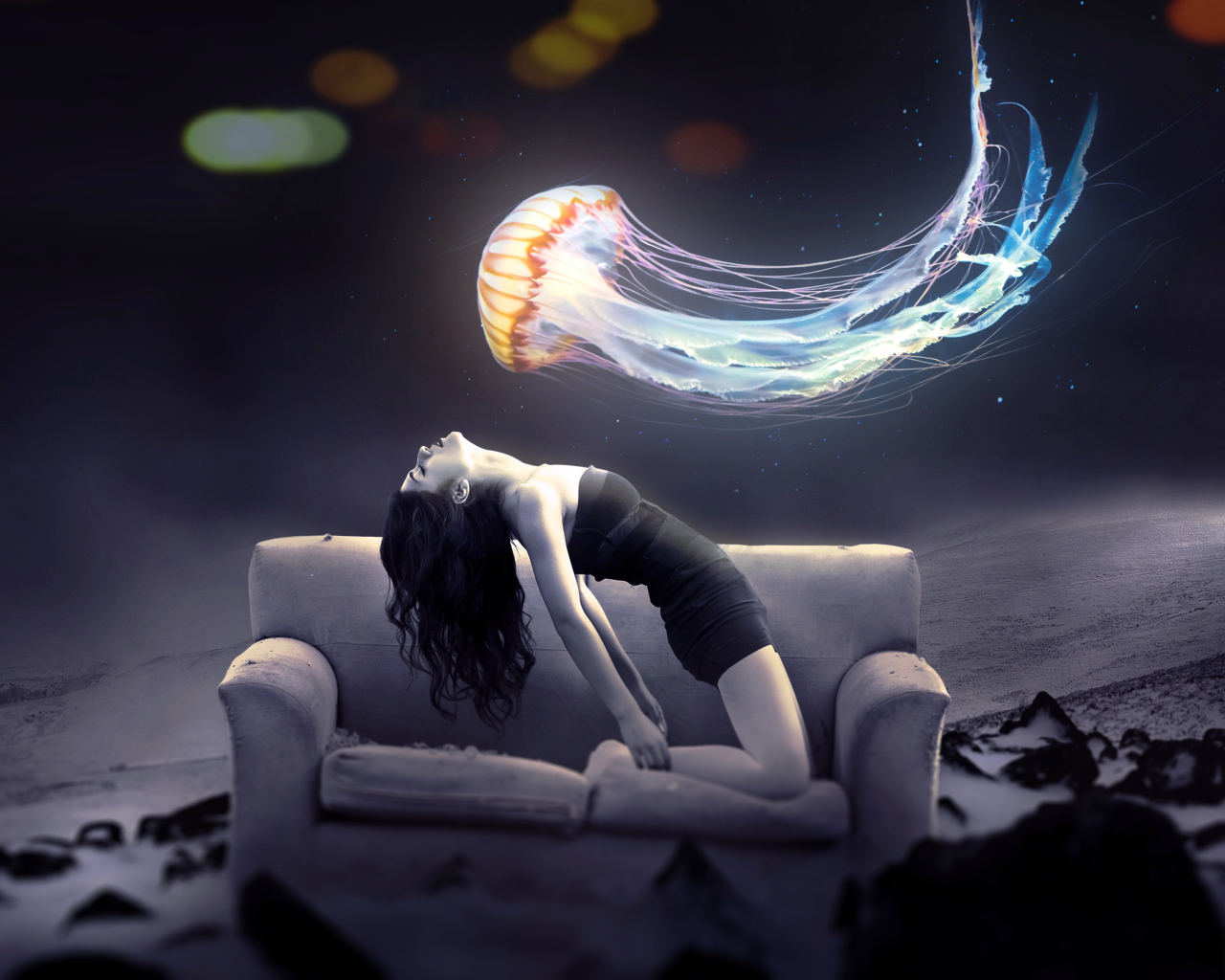 Медуза пролетает над девушкой на диване, фэнтези