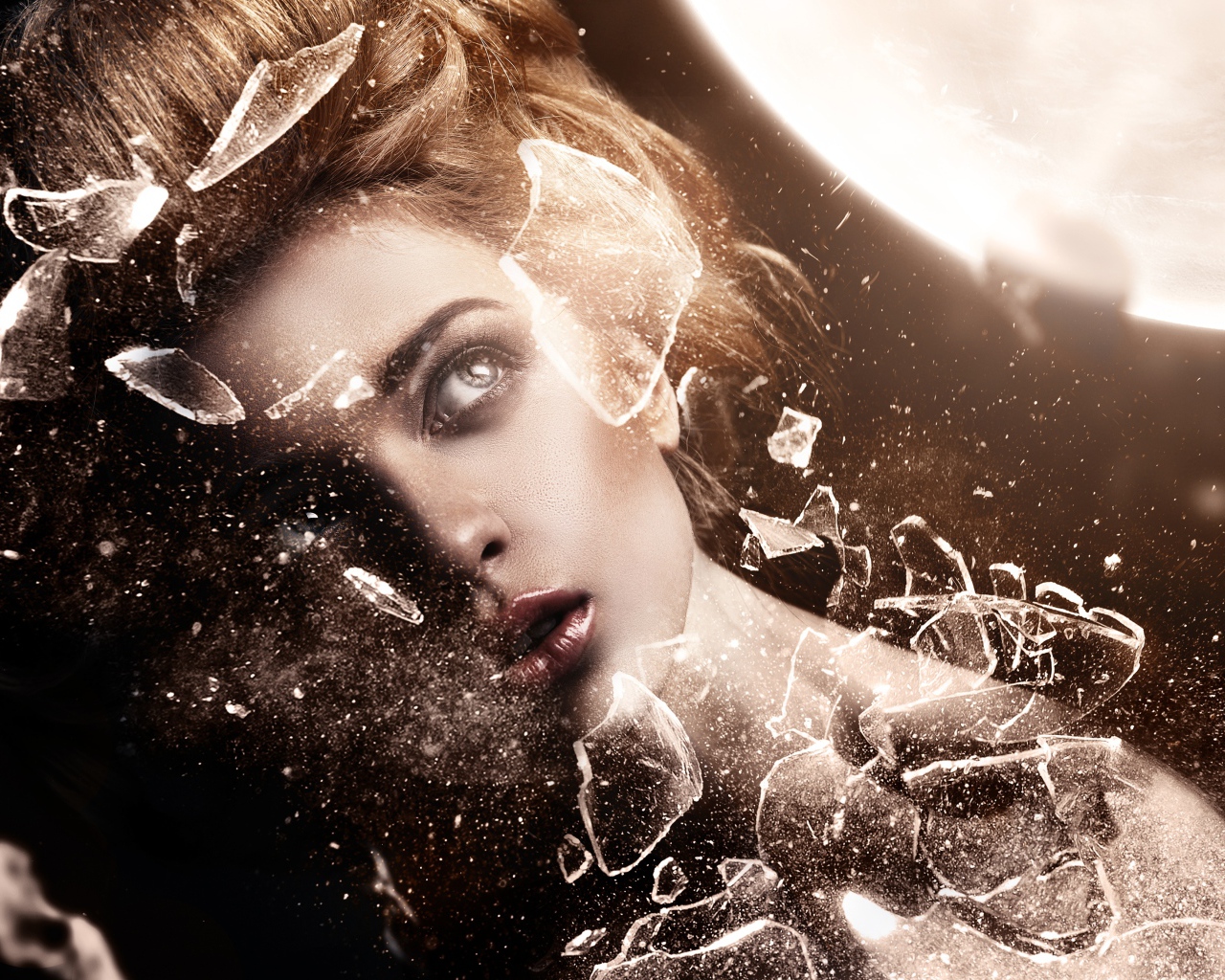 Тело девушки разбивается на осколки 