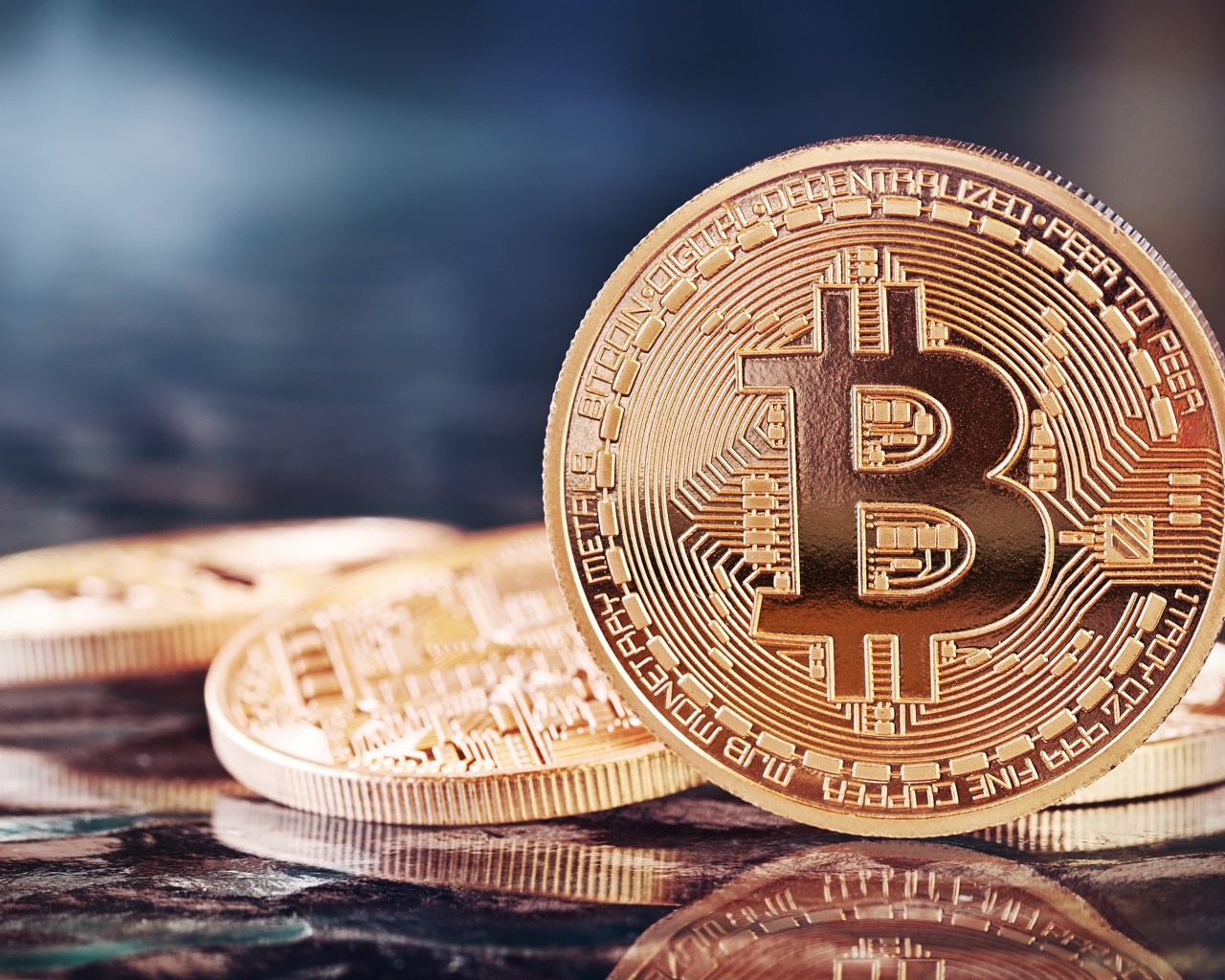 Большая золотая монета Биткоин крупным планом