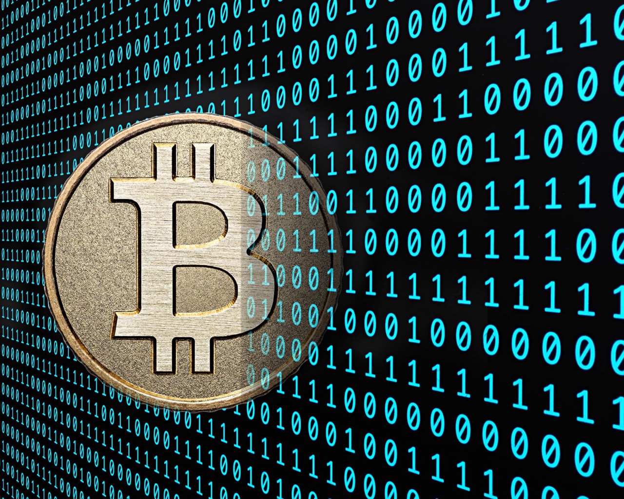 Монета Биткоин на фоне числового кода