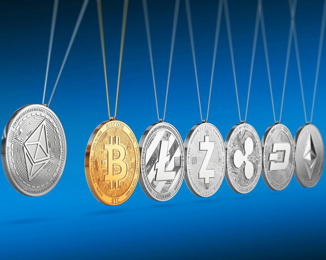 Разные монеты электронных валют на голубом фоне