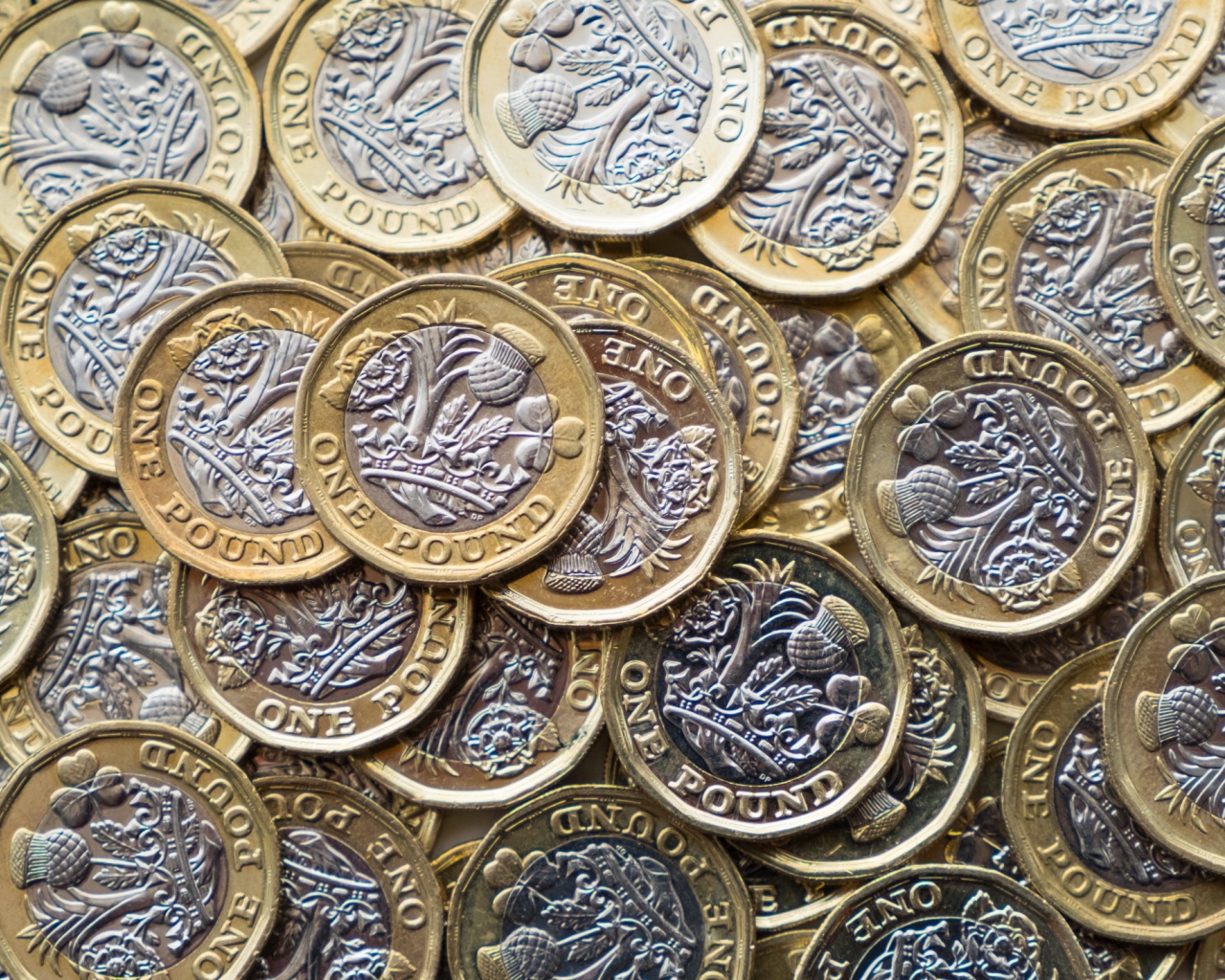 Много монет фунта стерлингов крупным планом