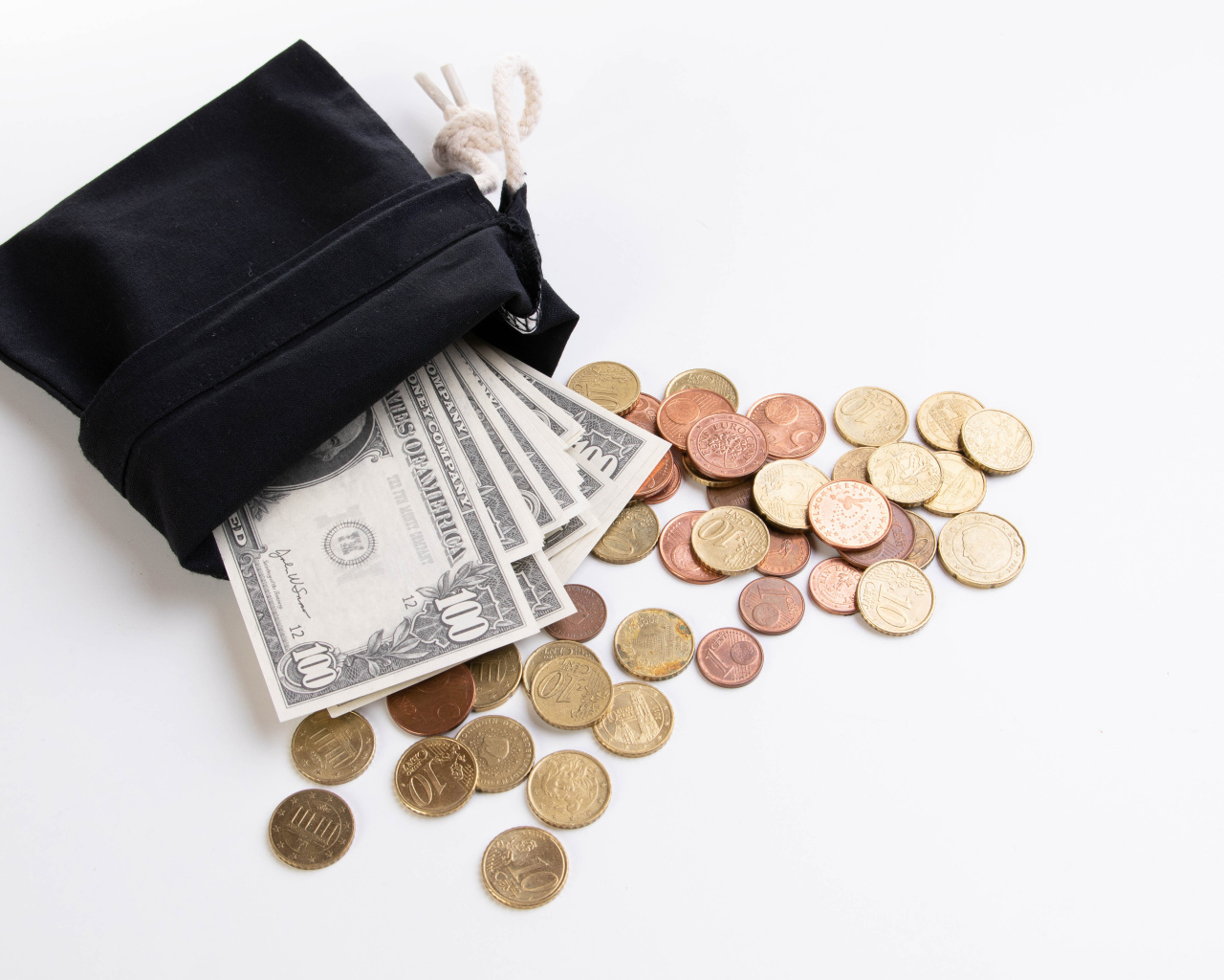 Кошелек с монетами и долларами на белом фоне